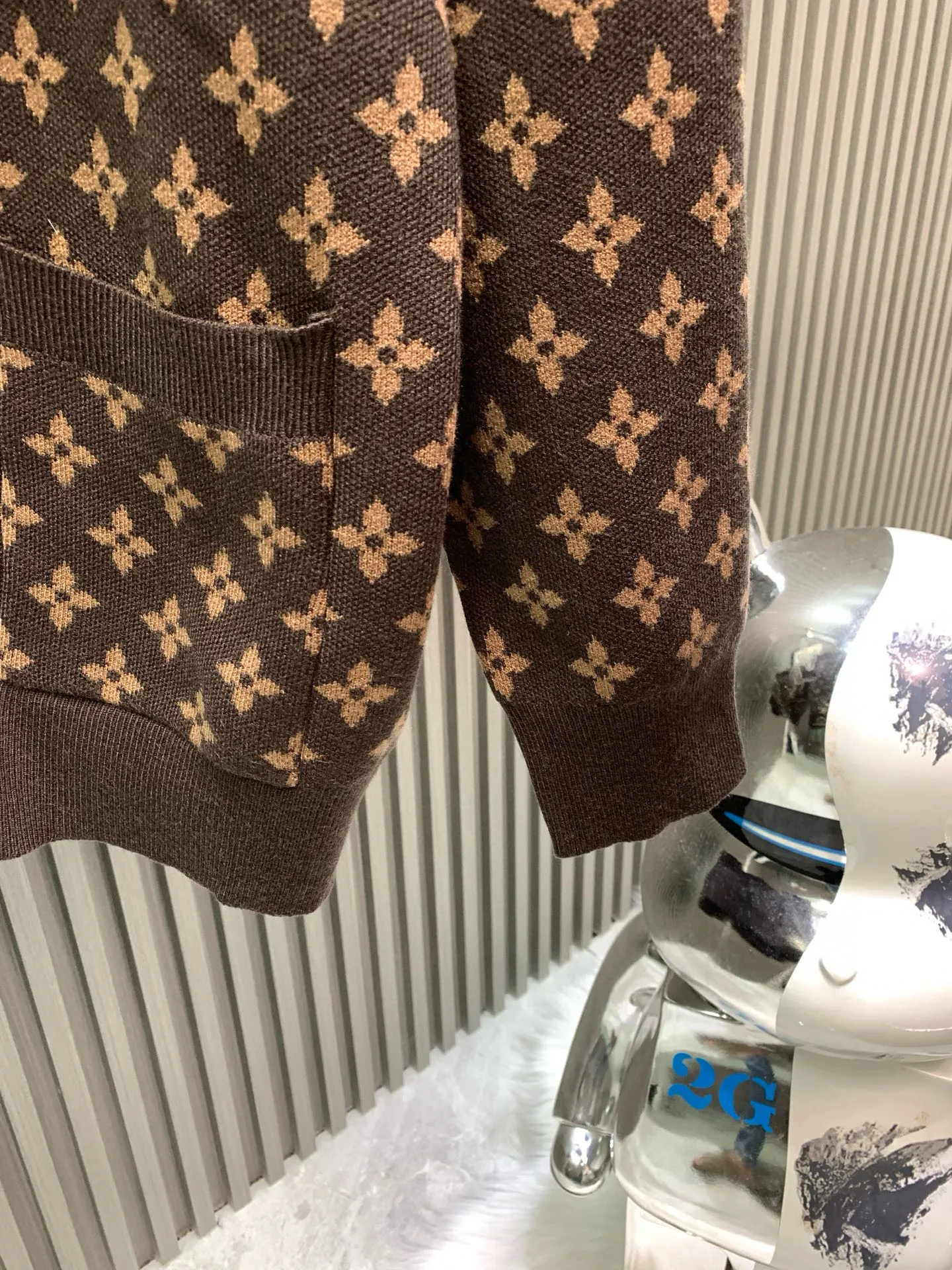 🅿️420 🀄️ Louis Vuitton 1V2025FW new MONOGRAM embroidered presbyopic sheep wool knitted sweater. This knitted sweater is made of soft wool. It uses rich colors to add warmth to cold weather. The full-width MONOGRAM jacquard and the embroidered Doodles pattern from the 23 autumn and winter show set off each other. The texture is delicate and soft, and it has a sense of weight on the hand. It is very thick, breathable and comfortable. The overall body of the clothes gives people a clean and refreshing feeling. It is suitable for wearing in the current season. It is really young and outstanding, fashionable and energetic. The brown color is the same for men and women.